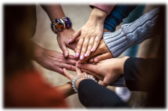 Kädet yhdessä