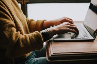 Tietokoneelle kirjoitetaan tekstiä